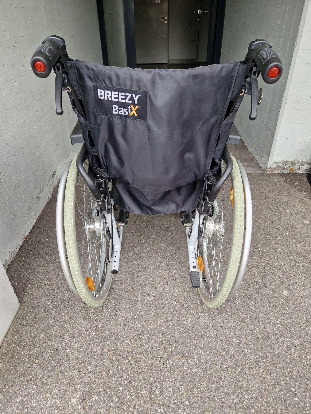 Sedie a rotelle: Breezy BasiX Rollstuhl - Top Zustand - CHF 150.- – Usato da Wittenbach venduto da garbis