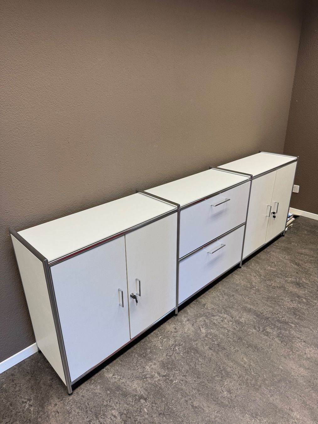 Scaffali: Moderne weisse Sideboard-Elemente, mit Schubladen und Regale – Usato da Rebstein venduto da Houwi