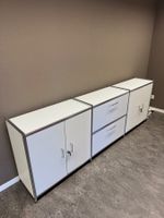 Moderne weisse Sideboard-Elemente, mit Schubladen und Regale