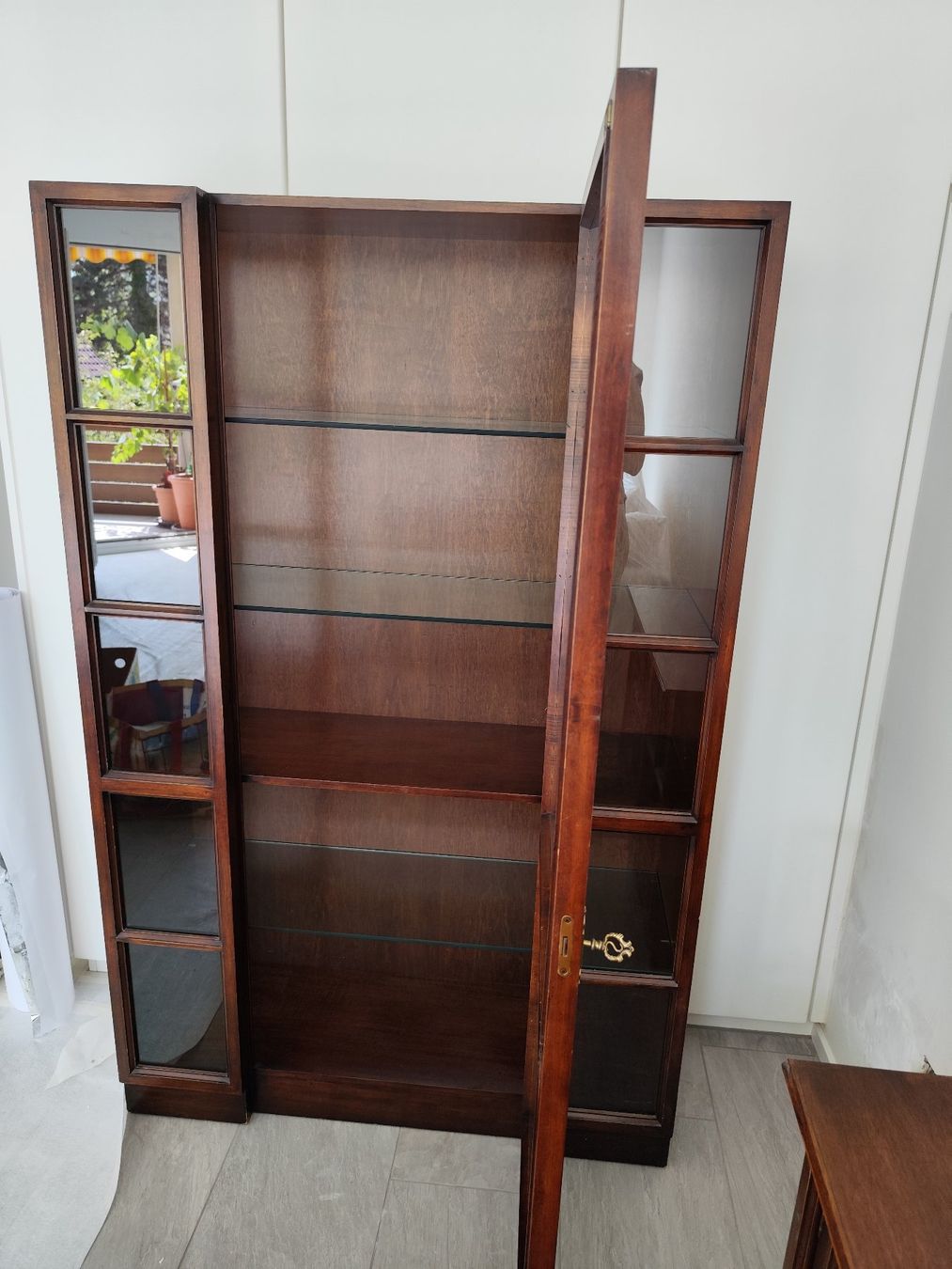Vitrinen: Original Selva - Grosse Holzvitrine mit Tablaren aus Glas – Gebraucht aus Kloten von Swissisland 2