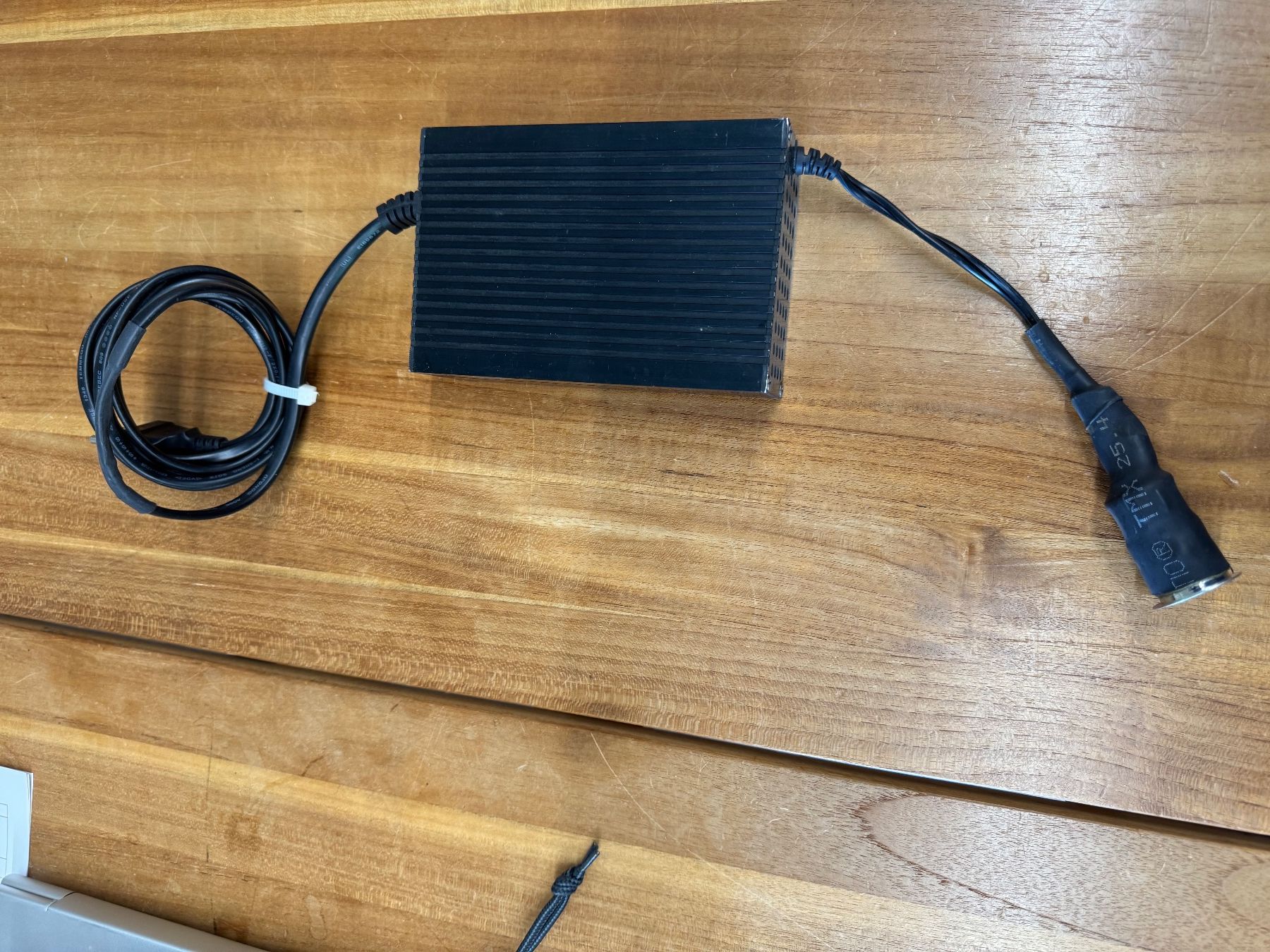 Alimentazione elettrica: Kleines Netzgerät 12 Volt 5 Amp – Usato da Allschwil venduto da Safe1