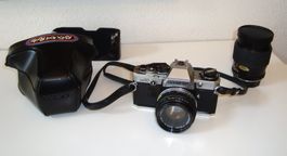 alter Fotoapparat Olympus OM 10 mit 2 Objektiven, analog