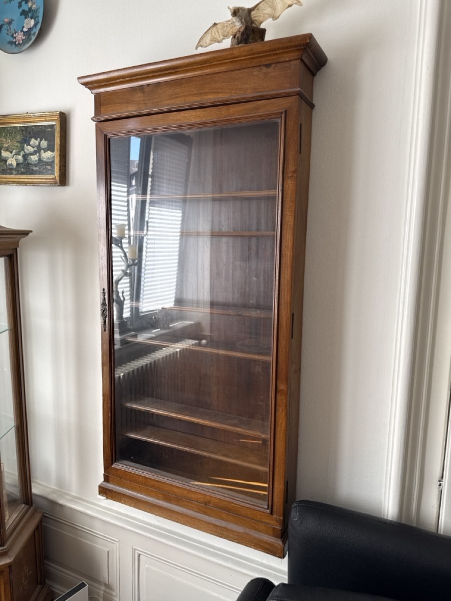 Vitrinen: Tolle, antike Vitrine, Nussbaum – Gebraucht aus Basel von Ramses1179 2