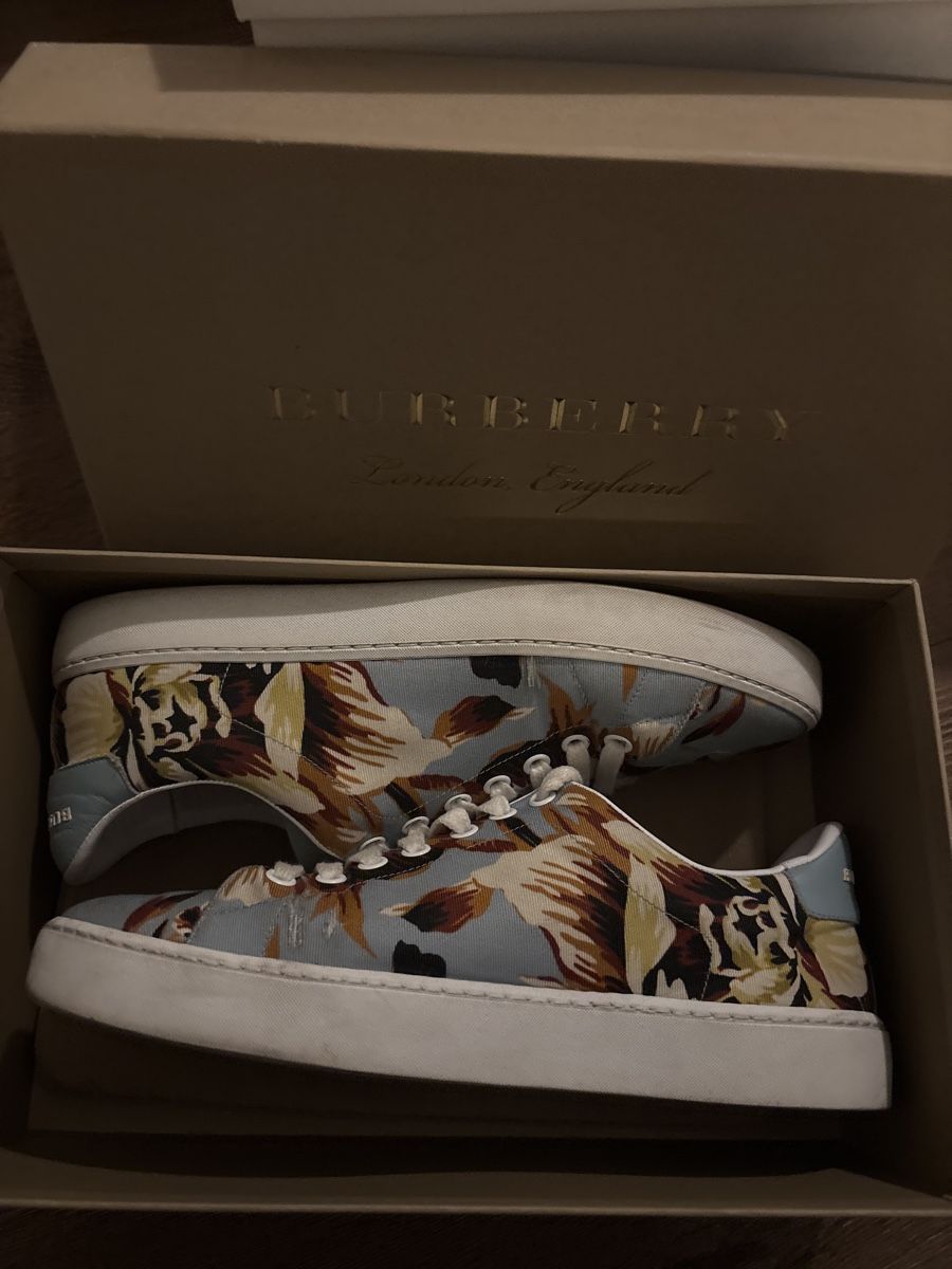 Burberry Damenschuhe: Burberry Sneaker blau mit Blumen Gr. 39 1/2 – Gebraucht aus Zürich von J.aeb