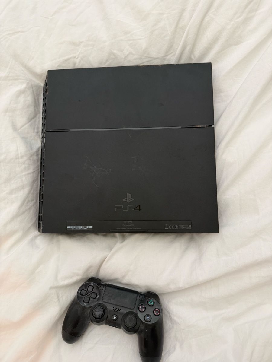 Sony Consoles: Playstation 4 – D'occasion à Ennetbürgen par elainelillyyy 3