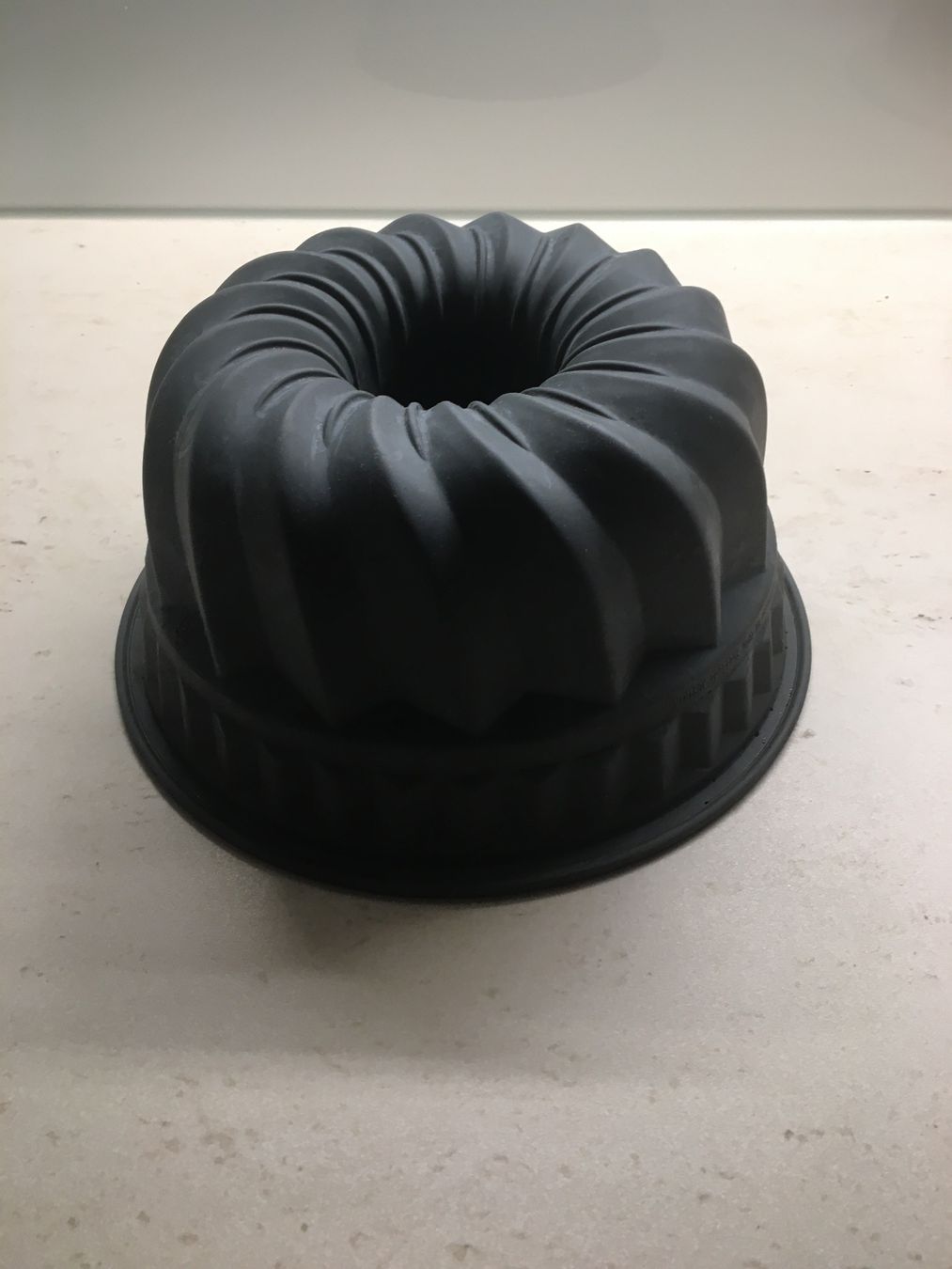 Teglie da forno: Gugelhopfform Silikon schwarz Backform Kuchenform – Usato da Gächlingen venduto da Tara_devi 1