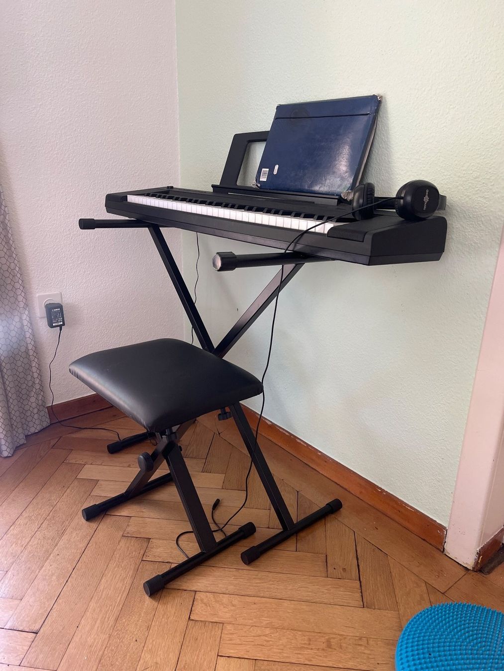 Yamaha Strumenti musicali: Yamaha Piaggero NP15 mit Ständer und Kopfhörern – Usato da Zürich venduto da CatalinaE 4