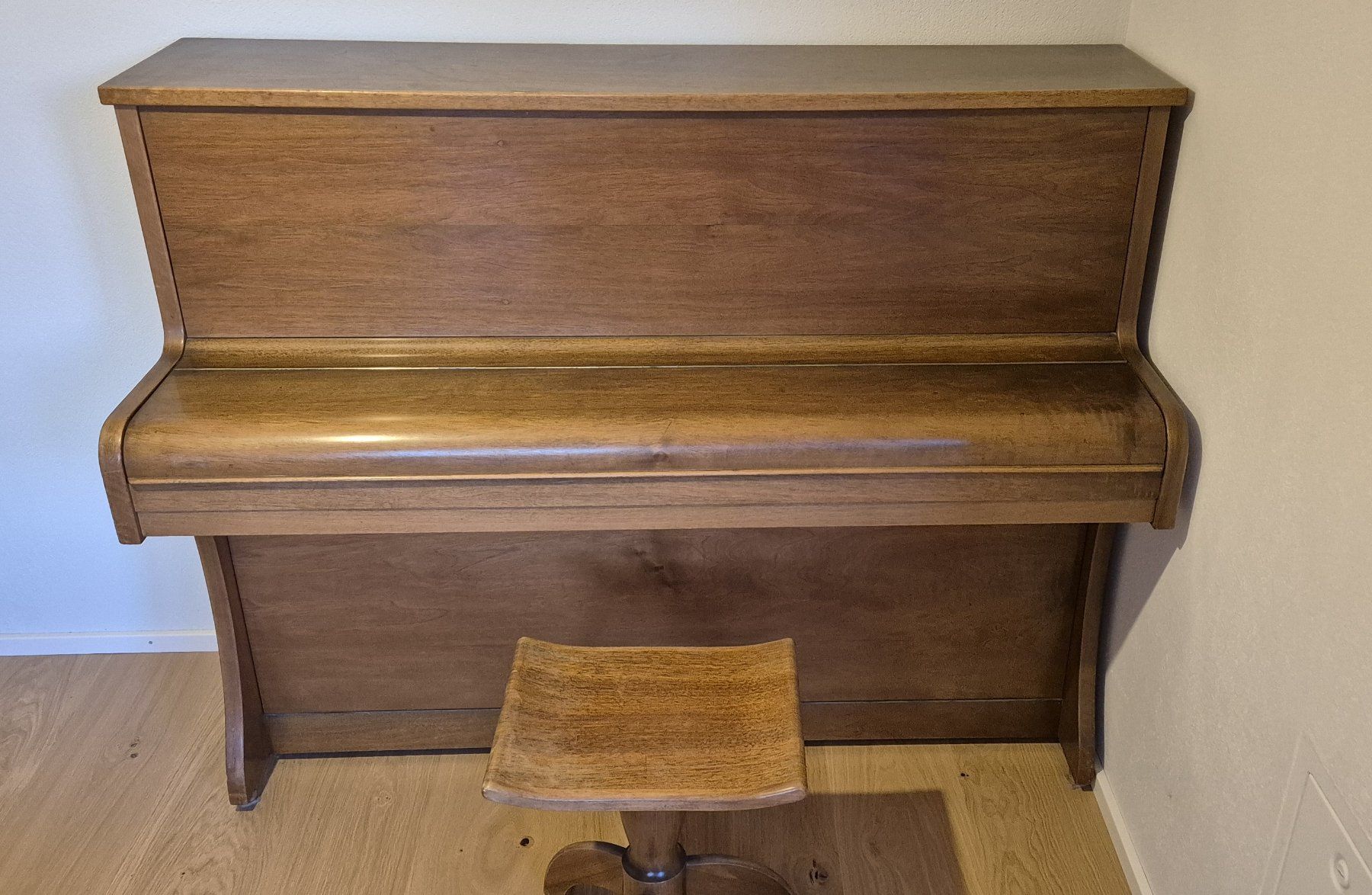 Burger & Jacobi Strumenti musicali: Klavier "Burger & Jacobi", Nussbaum inkl. Hocker – Usato da Stäfa venduto da erzgebirgler7