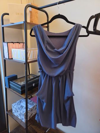 Elegantes Kleid mit Wasserfallausschnitt – Grösse XS–S 🩶✨