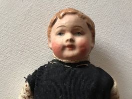 Uralte Pappmachee Jungen Puppe