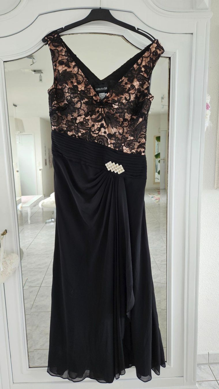 Kleider: Schwarzes Abendkleid mit Spitze, Grösse 40, neuwertig – Gebraucht aus Gossau ZH von fashiontwo