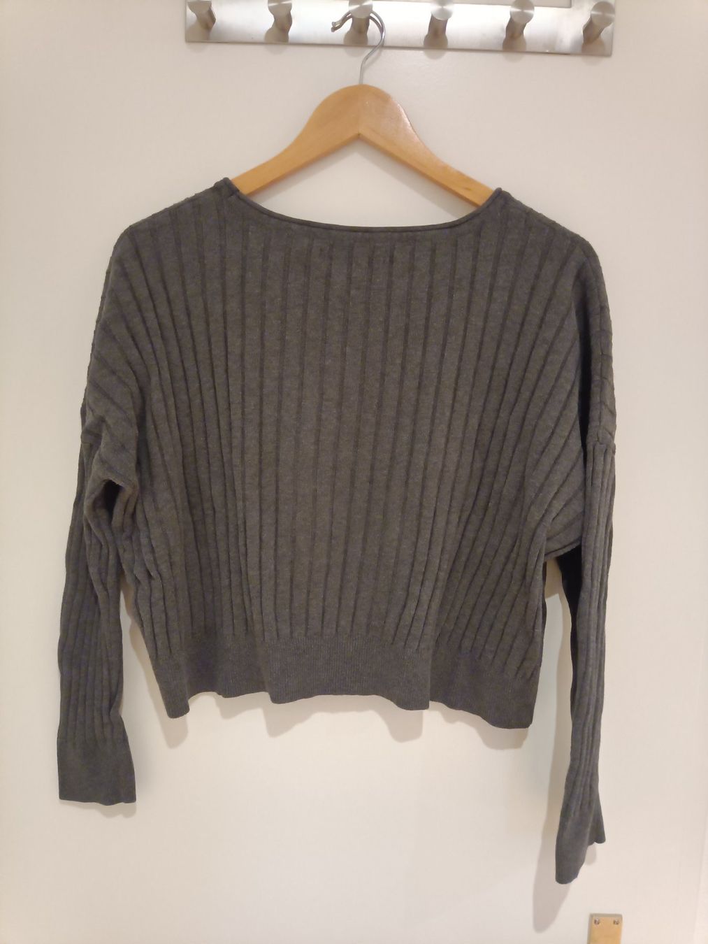 Pullover & Sweatshirts: Dunkelgrauer Strickpullover mit Tasche, Top Zustand! – Gebraucht aus Bern von joh_x7lj 1