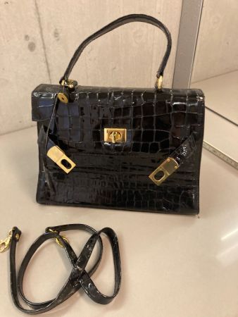 Leder Handtasche Krokoprägung schwarz glänzend/Lackleder