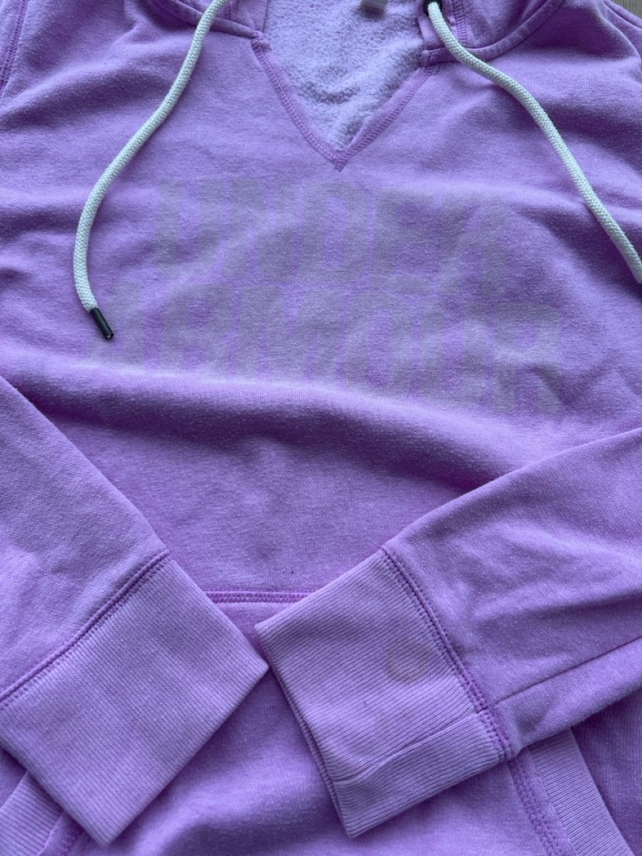Under Armour Pullover & Sweatshirts: Under Armour Kapuzenpullover lila Grösse M – Gebraucht aus Beckenried von Mark101 3