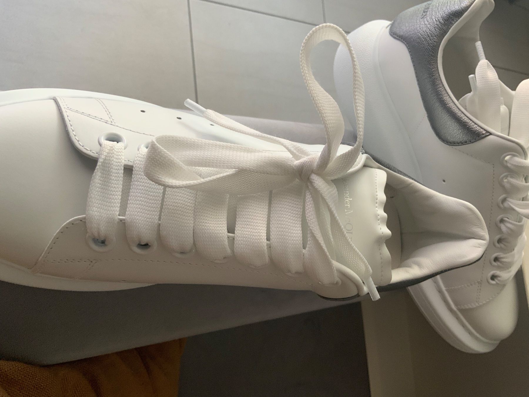 Alexander Mcqueen Scarpe da uomo: Neu Alexander McQueen Oversize Sneaker Weiss/Silber Metallic – Nuovo (secondo la descrizione) da Stetten AG venduto da Liz_2020 4