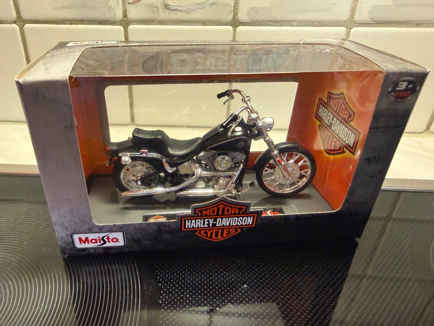 Maisto Modellini d'auto: Harley Davidson 1984 FXST Softail 1/18 – Nuovo e nell'imballaggio originale da Messen venduto da Versber 9