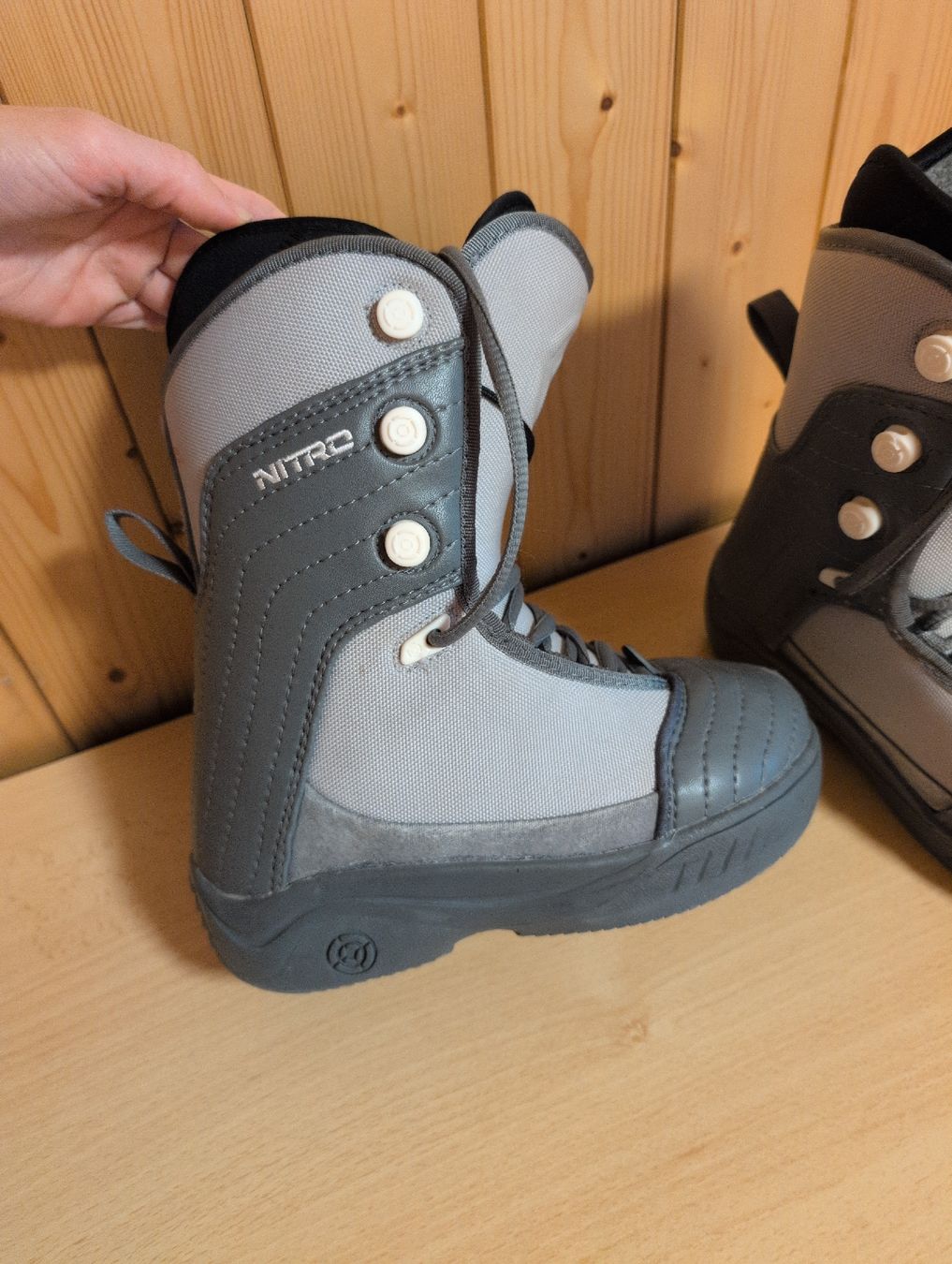 Snowboard Nitro Scarpe da donna: Nitro Snowboard Boots - Size 36 - Grey - Excellent Condition – Usato da Grindelwald venduto da val_bq2g 1