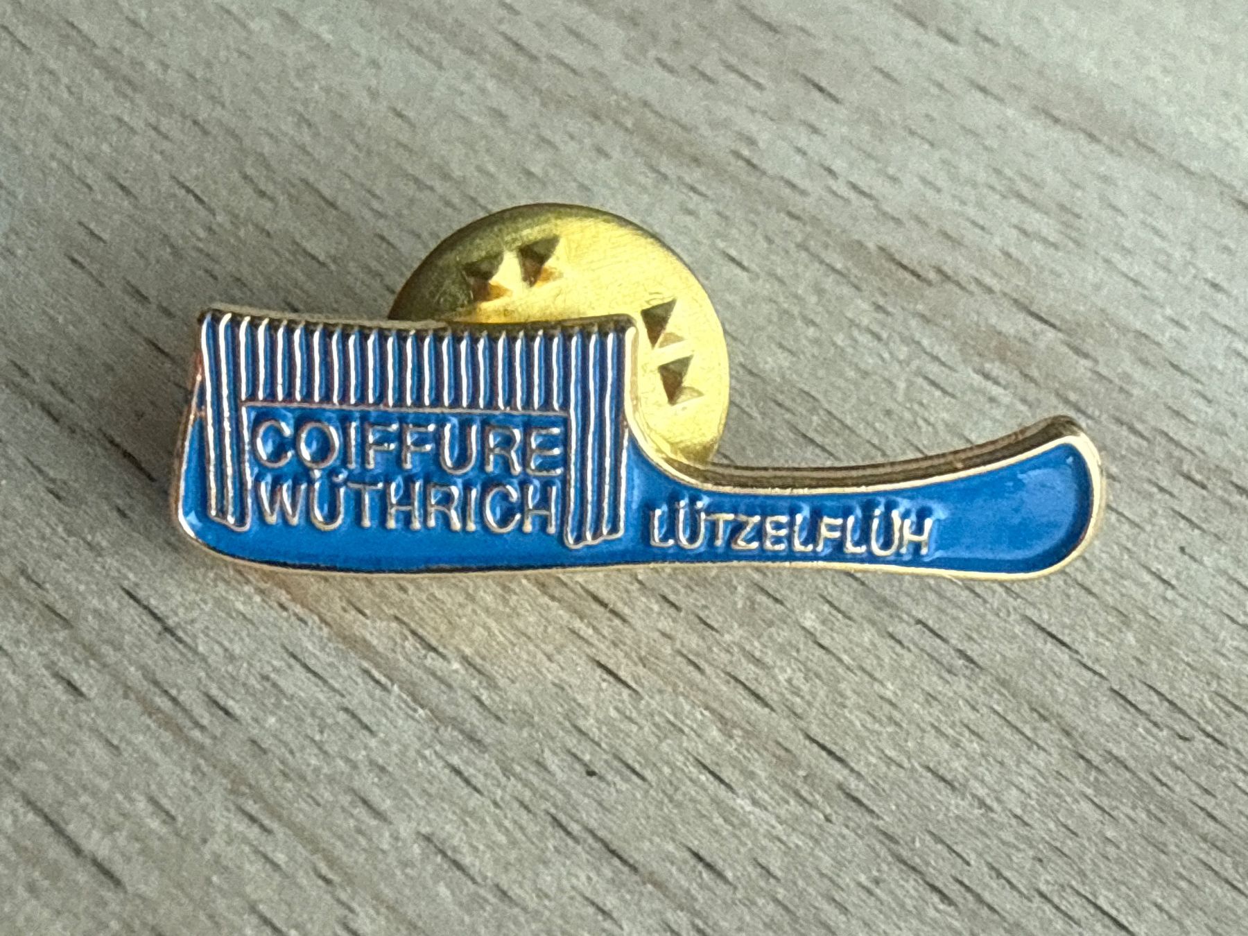 Placchette & Badge: Pin Coiffure Wüthrich Lützelflüh – Usato da Glattbrugg venduto da Schweigmatt