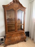 Antiker Vitrinenschrank aus Holz mit Intarsien verziert
