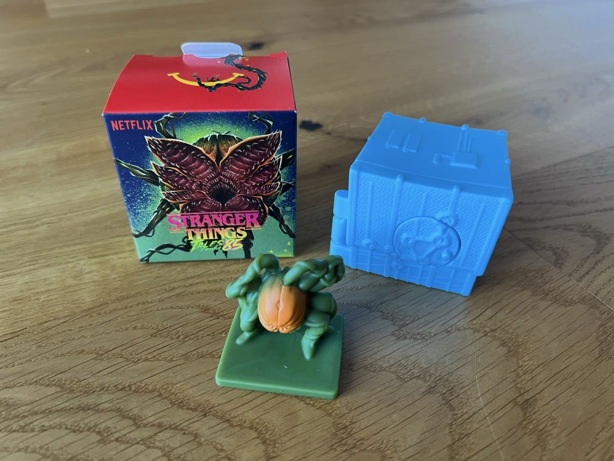 Mc Donald's Statuette: McDonald’s Stranger Things Jerk O Lantern + Snow Shark – Nuovo e nell'imballaggio originale da Neuenegg venduto da mocbricks