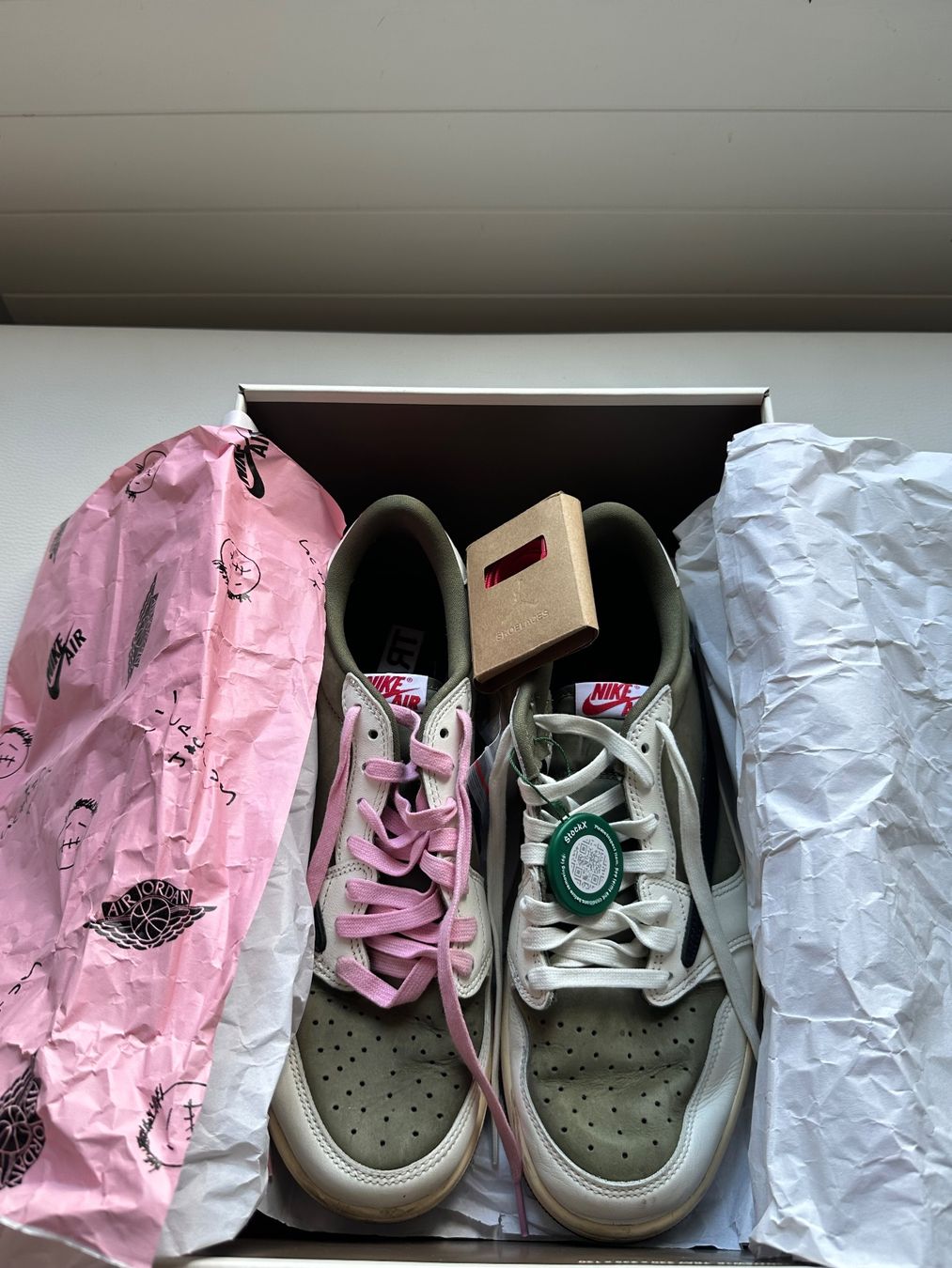 Nike Chaussures hommes: Jordan 1 Retro Low Travis Scott, Reverse Medium Olive – D'occasion à St. Gallen par mar_9ffx 7
