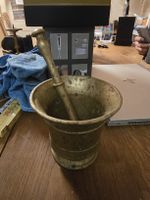 Mörser mit Stössel aus Messing, antik und schwer (M)