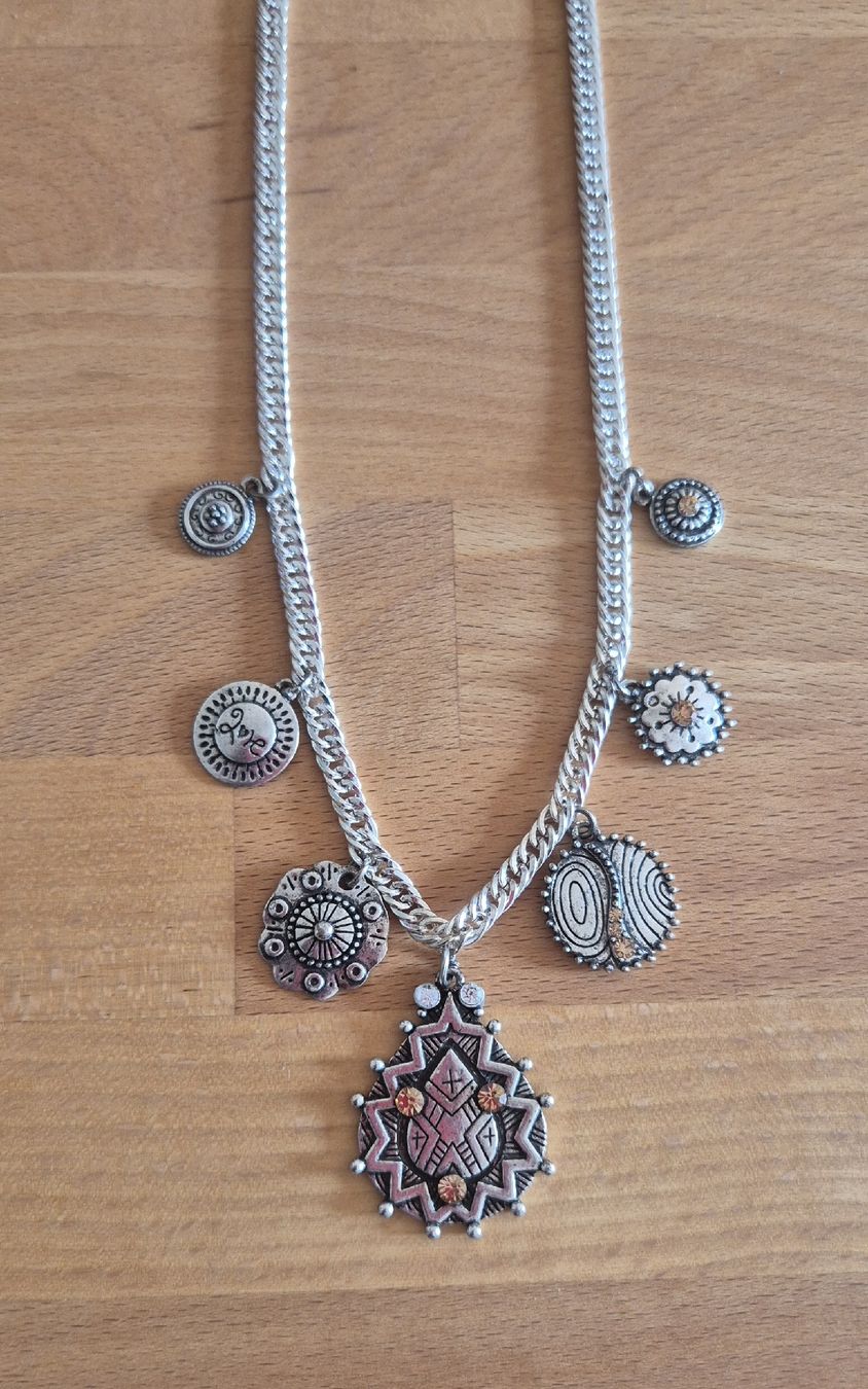 Catenine: Collier argenté avec breloques. – Usato da Cheseaux-sur-Lausanne venduto da Nono031 1