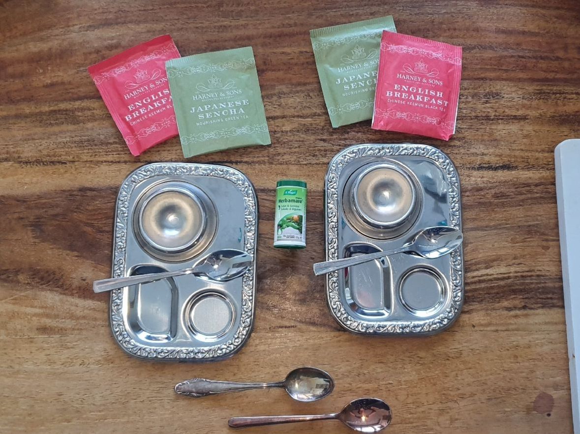 Geschirrsets: Eierbecher mit Löffeln und Tablett, breakfast evergreen, oef – Gebraucht aus Zollikerberg von Nice_Name 1