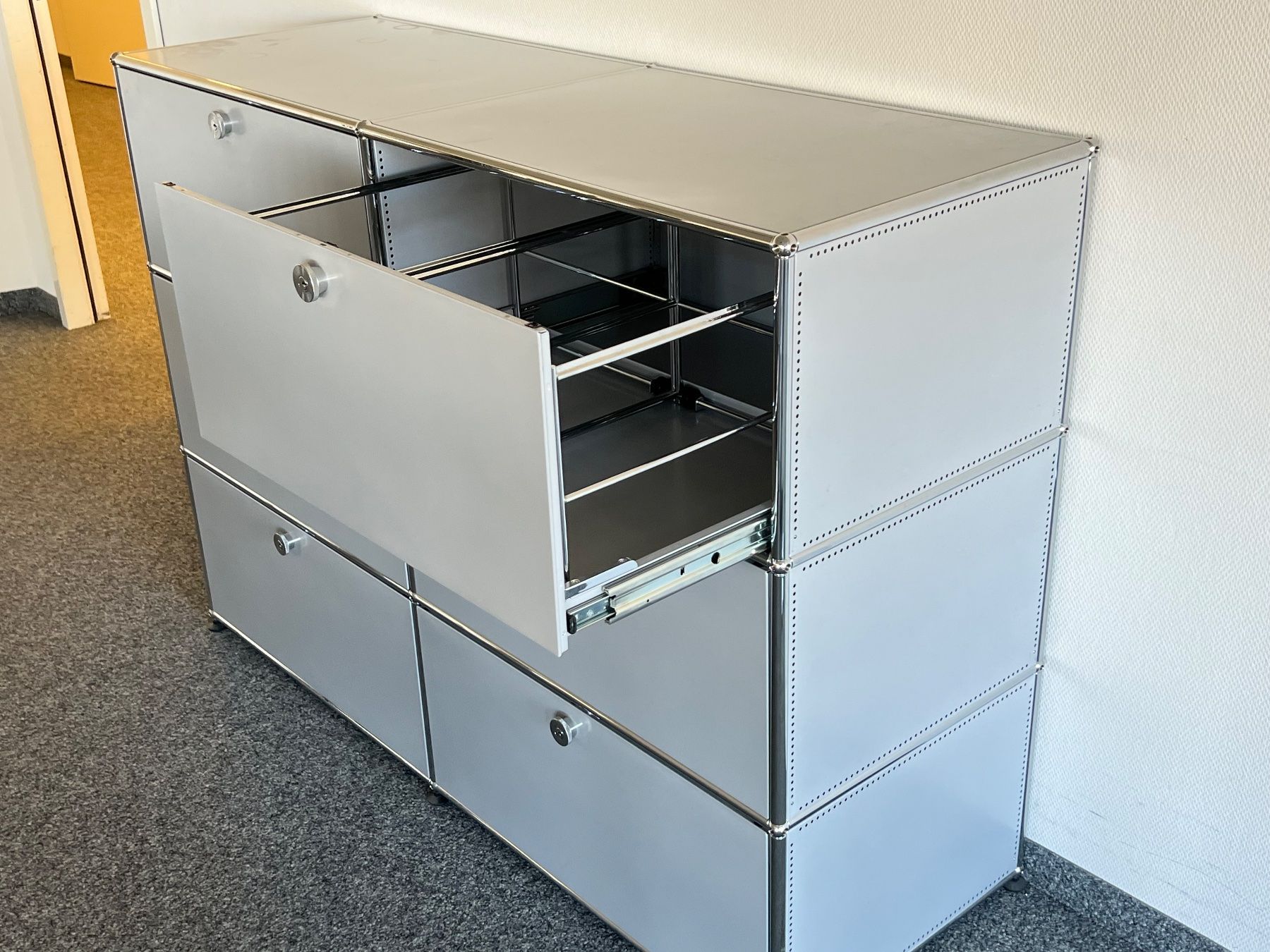 USM Commodes: USM Haller Sideboard Mattsilber – D'occasion à Dietikon par Kumar_Occasionen 5