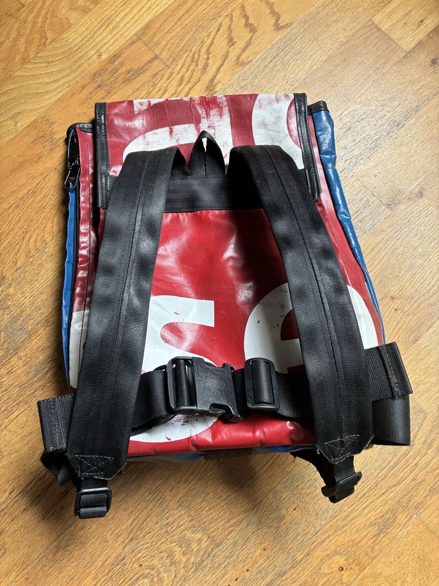 Freitag Zaini: Freitag Rucksack blau rot gebraucht – Usato da Steinmaur venduto da jul_6lwt 1