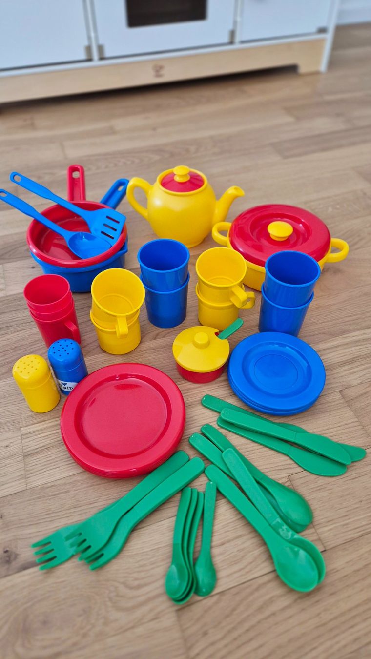 Hape Giocattoli: Spielküche HAPE + Geschirr-Set – Usato da Pfäffikon SZ venduto da iry_b6ns 1