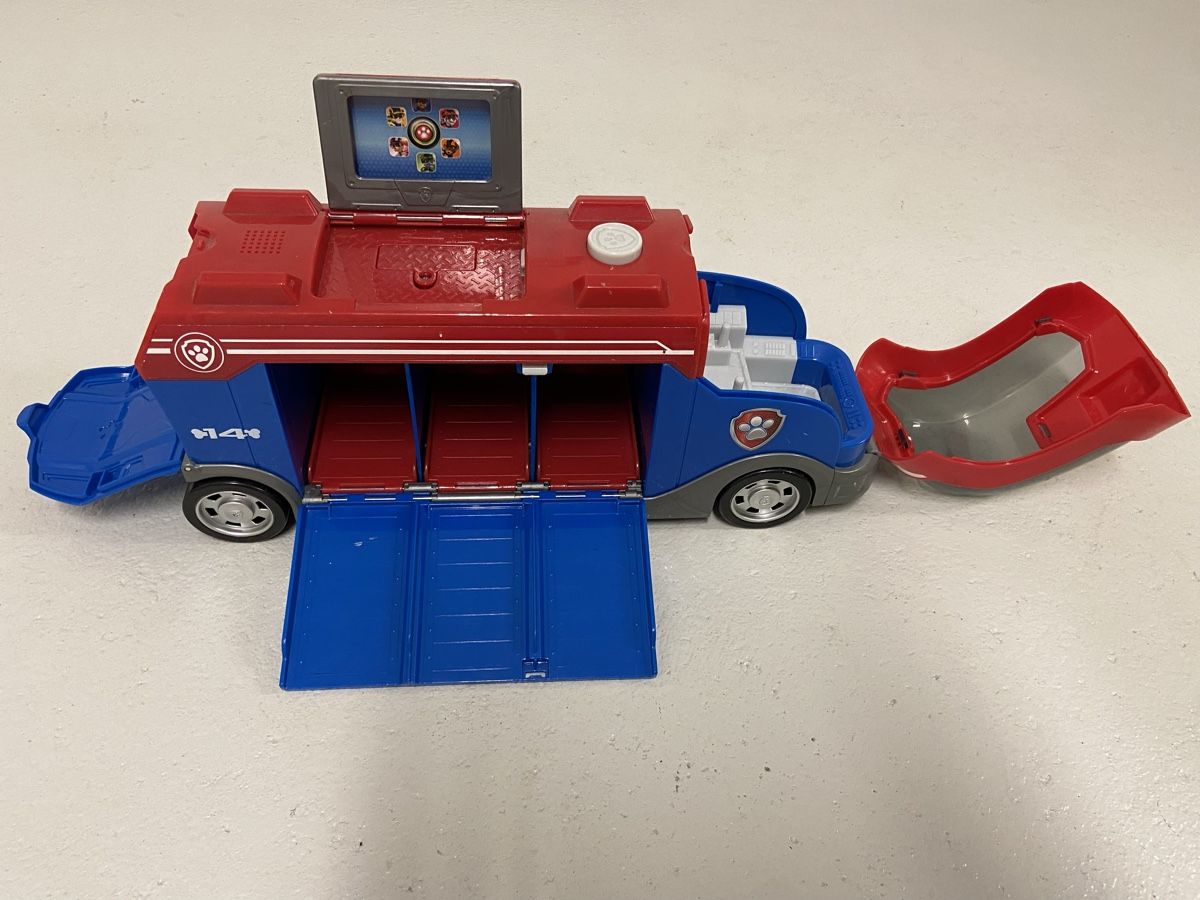 Spielzeuge: Spielzeug Lastwagen mit diversen Features, ca. 40cm lang – Gebraucht aus Muttenz von rog_gs96 1