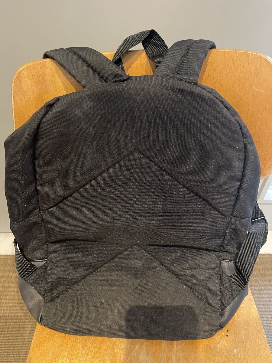 Zaini: Schwarzer leichter Rucksack – Usato da Ueberstorf venduto da ojas23 1