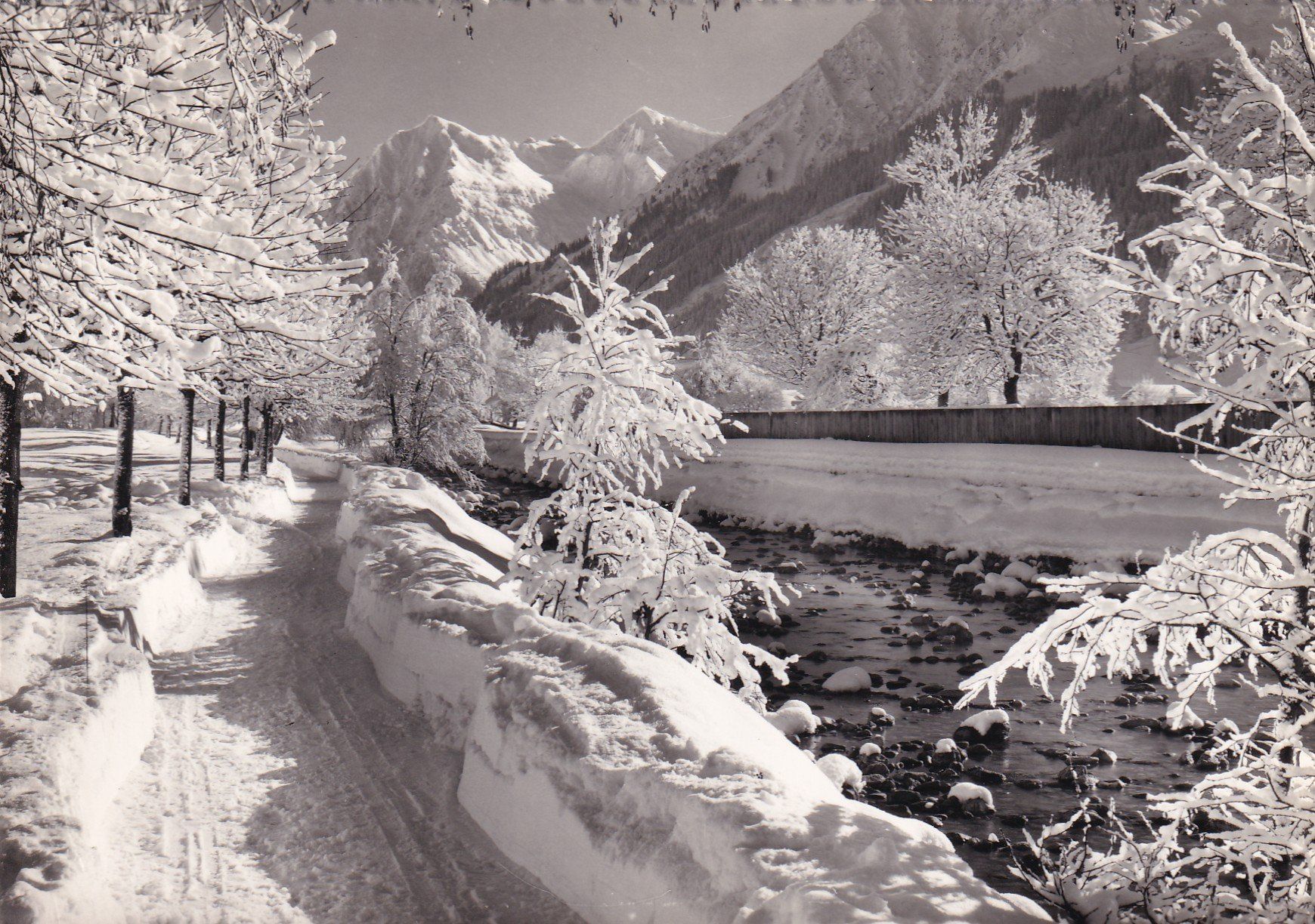 Cartoline postali: Klosters Diethelmpromenade mit Silvretta – Usato da Olten venduto da clotaldi