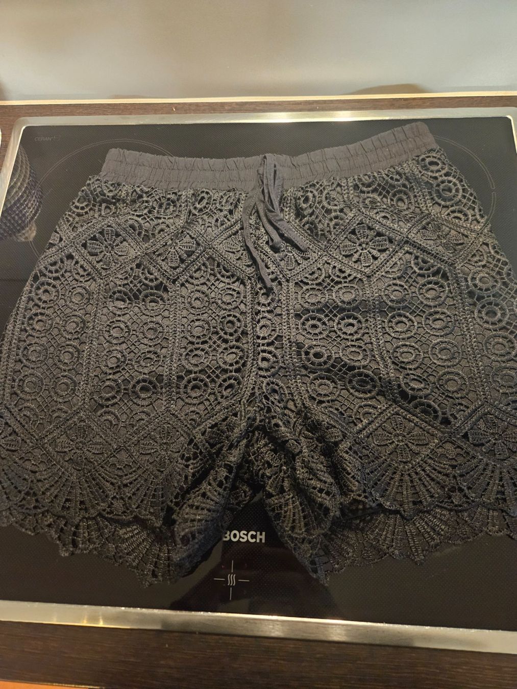 Pantaloni: Chicoree Shorts Rüschchen Gr. S schwarz – Usato da Luzern venduto da KleinkramLuzern