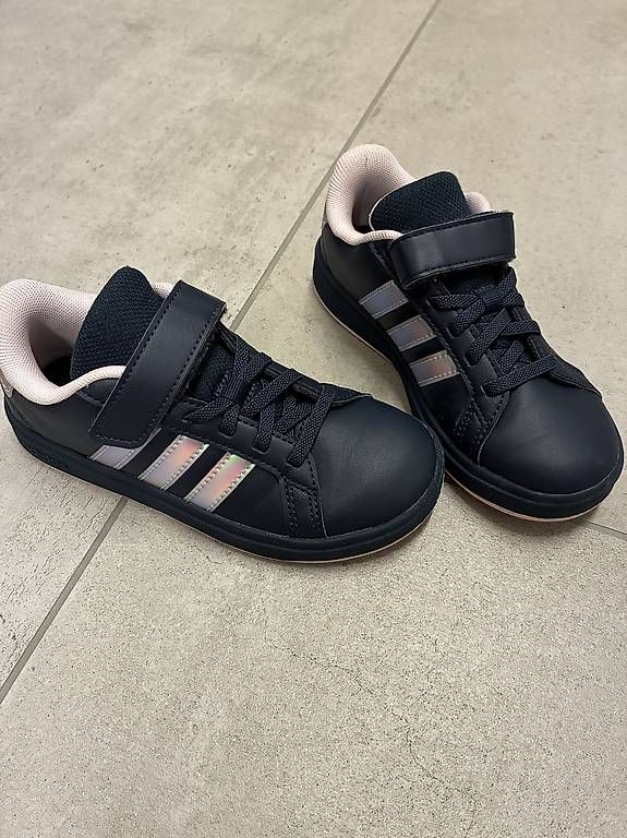 Adidas Chaussures filles: Adidas Turnschuhe Gr. 29 – D'occasion à Bütschwil par kiandra86