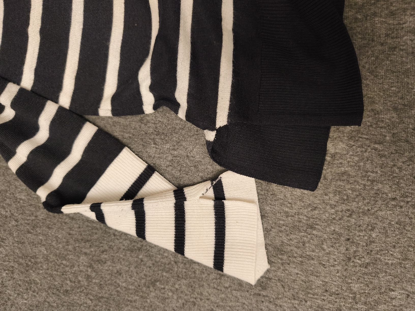 Mango Top: Pull Mango Basics rayé noir/blanc, taille M – Usato da Genève venduto da lnicoGE 5