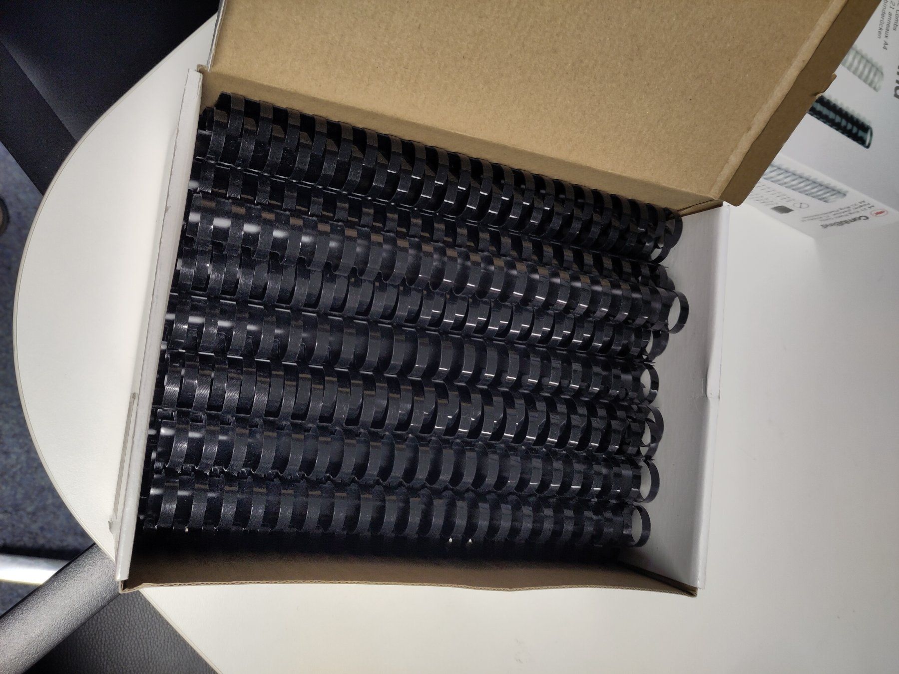 Macchine rilegatrici: Lot de 6 boîtes de peignes à relier CombBind A4 Noir – Usato da Givrins venduto da Bartuzn 2