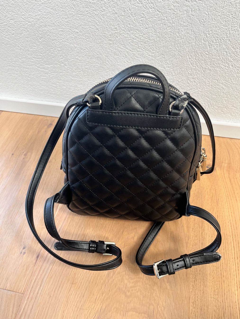 Guess Zaini: Guess-Rucksack schwarz – Usato da Tagelswangen venduto da PhilipH01 5