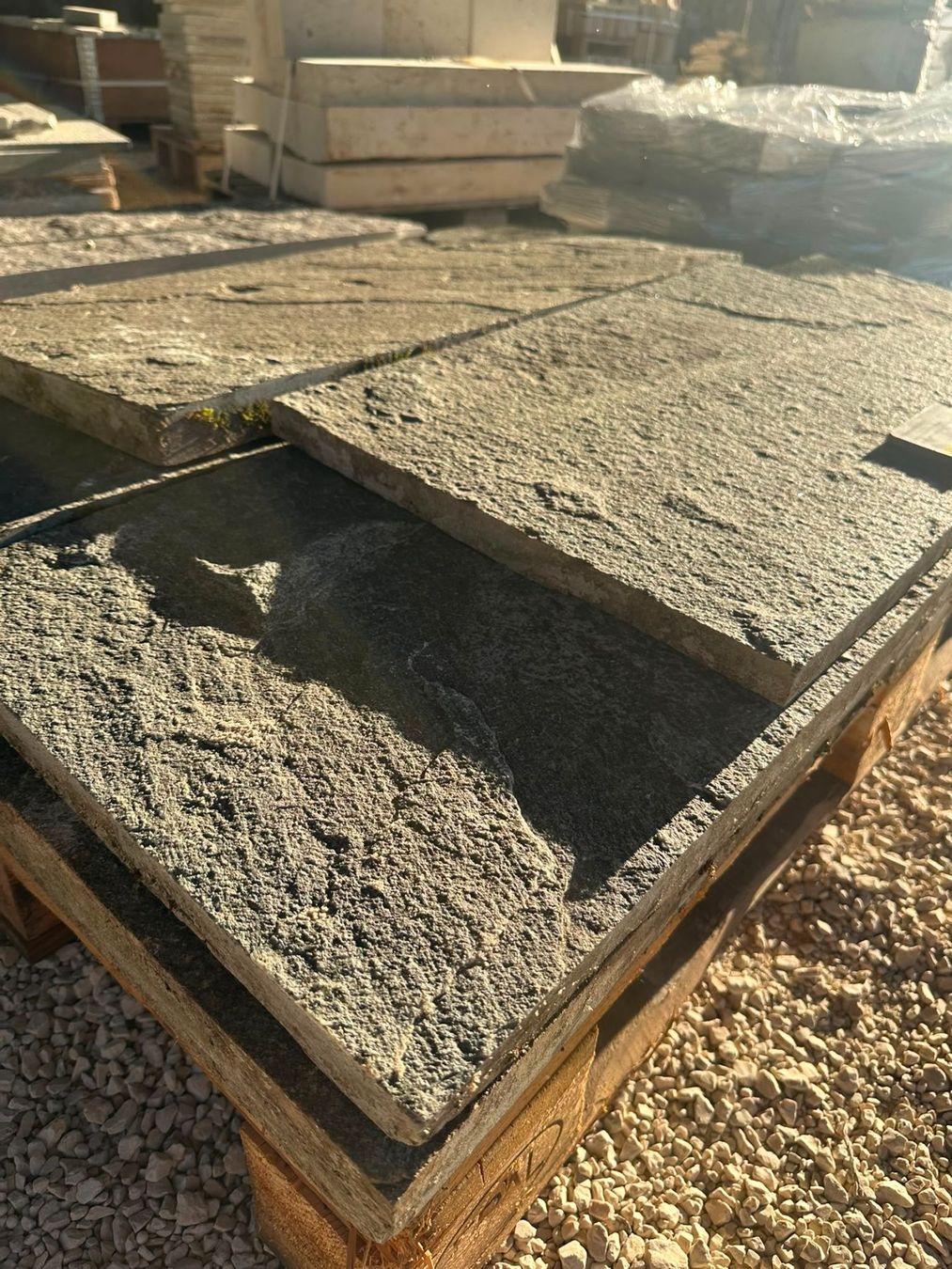 Bodenbeläge: 3m2 Bodenplatten Hellas Quarzit gespalten-gesägt – Gebraucht aus Steinmaur von Steinbeisser