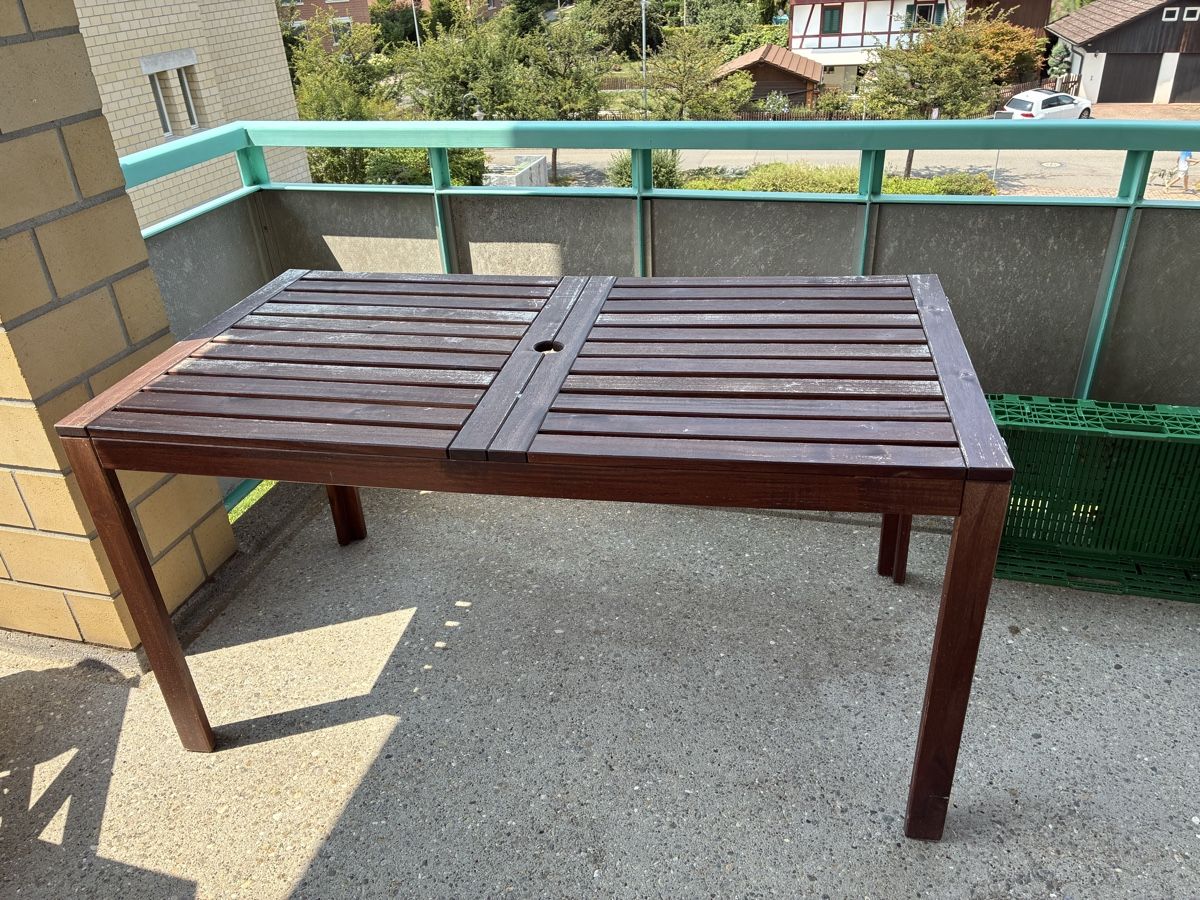 Tavoli: Gartentisch aus dunklem Holz, Zustand gut – Usato da Cham venduto da centuno75