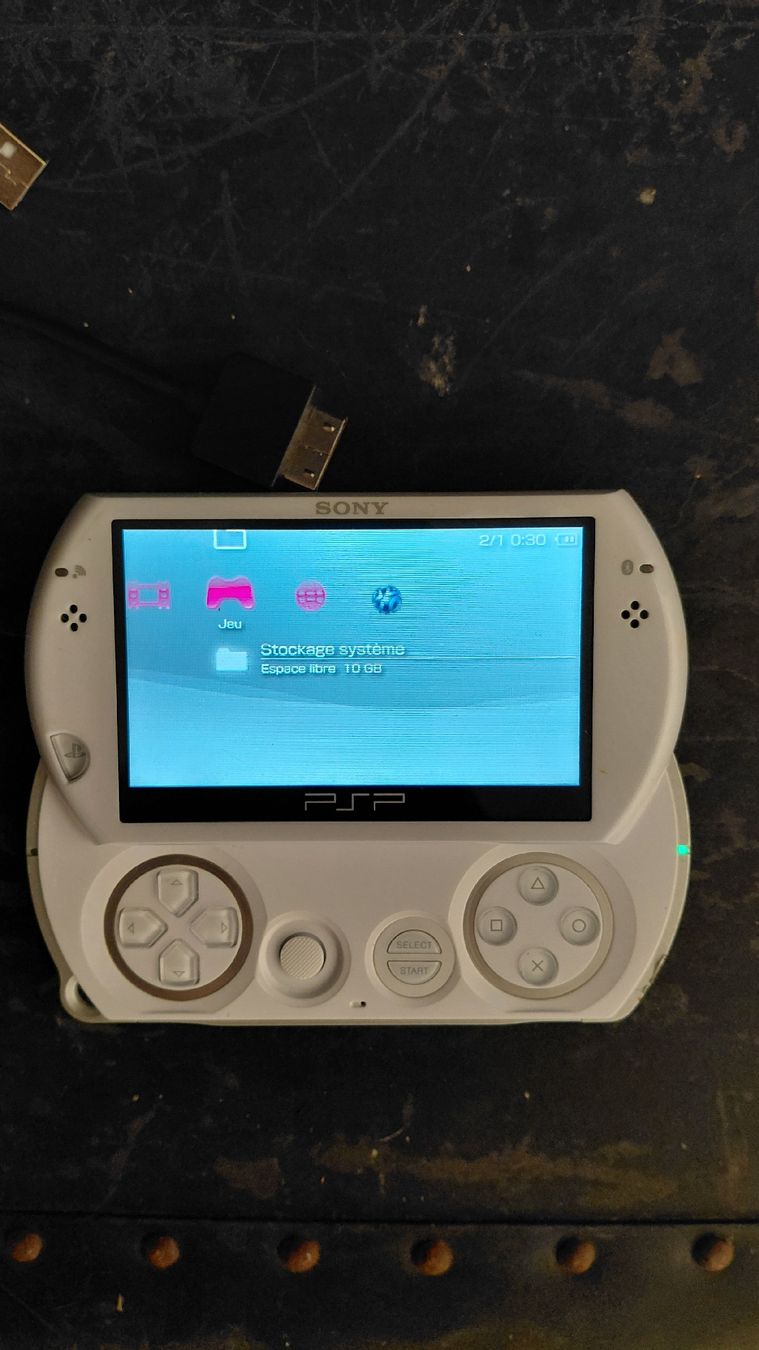 Sony Consoles: psp go avec chargeur  – D'occasion à Pringy par mar_5tcq