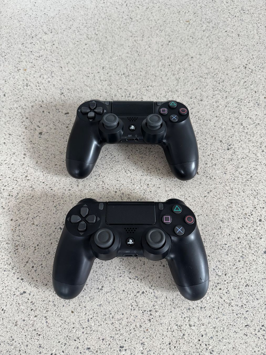 Sony Console: 2x Sony PS4 Dualshock 4 Wireless Controller - schwarz – Usato da Suhr venduto da Tradewarrior