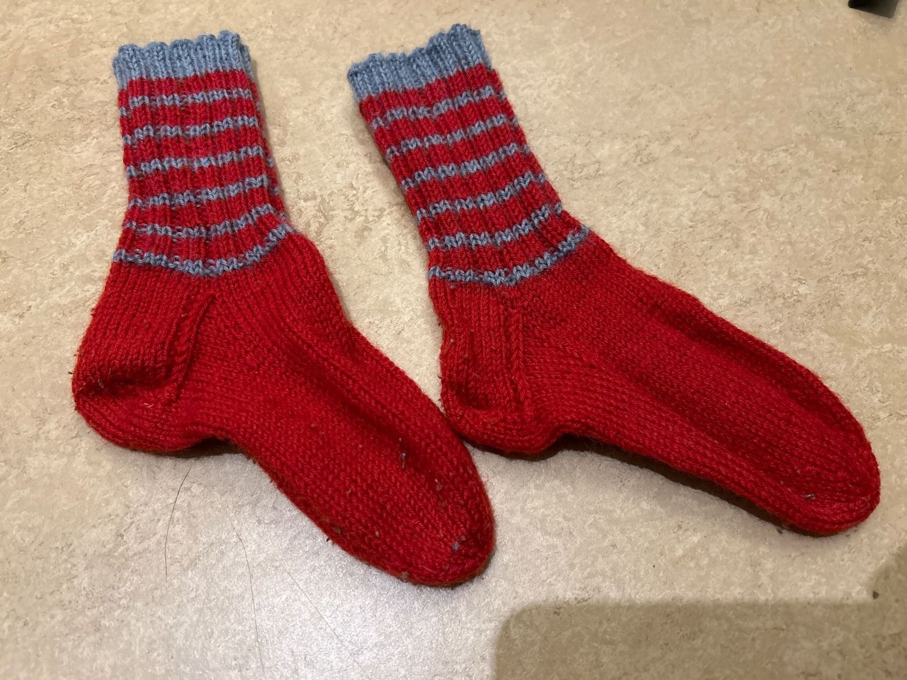 Chaussettes enfants: Warme gestrickte Kindersocken Gr. ?, rot/grau – D'occasion à Guntershausen par Gloominati