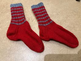 Warme gestrickte Kindersocken Gr. ?, rot/grau
