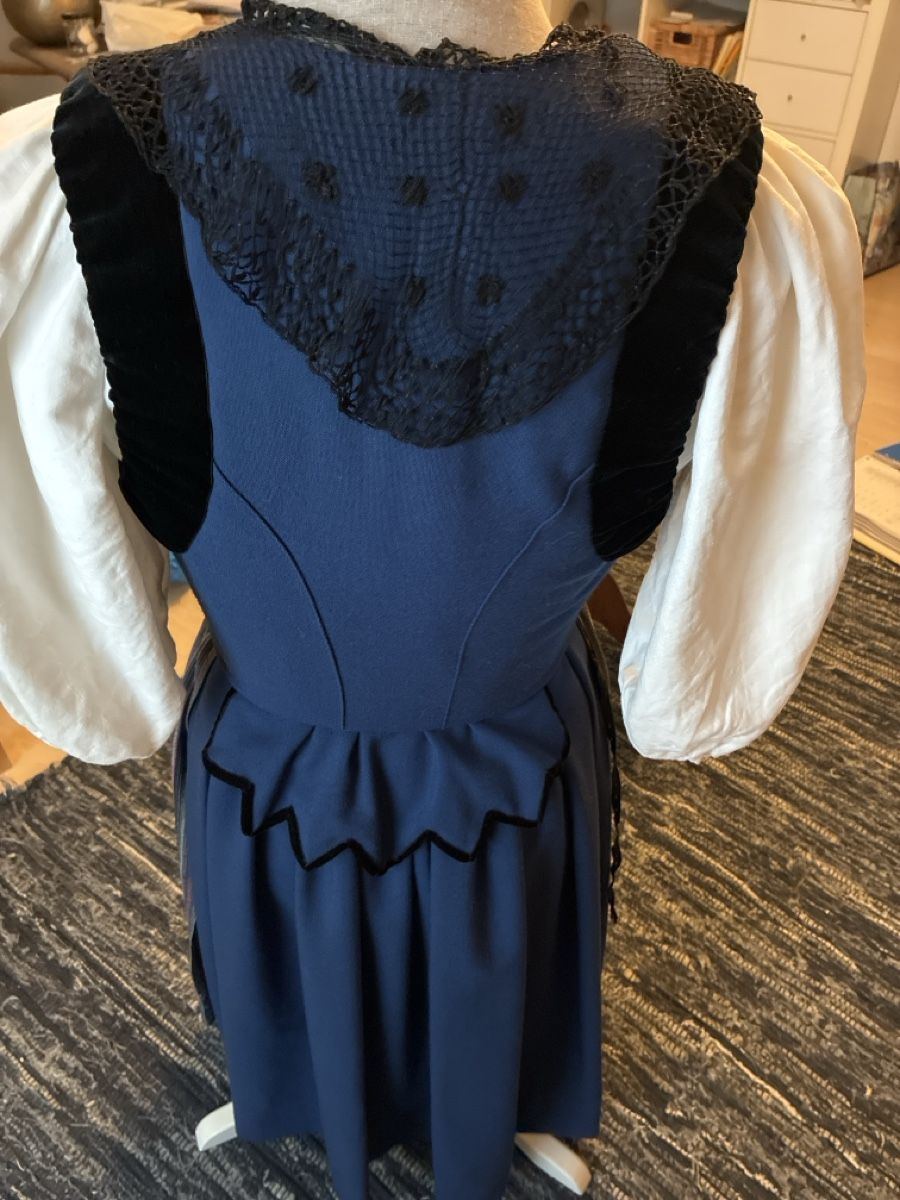 Vestiti: Berner Tracht Gr.34/36 – Usato da Bollingen venduto da Atrim 1