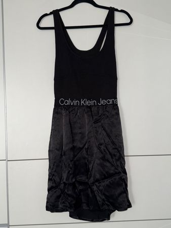 Schwarzes Calvin-Klein-Kleid