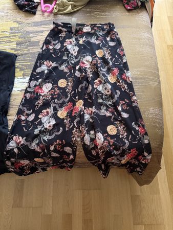 Pantaloni palazzo floreali neri taglia s usati in estate.