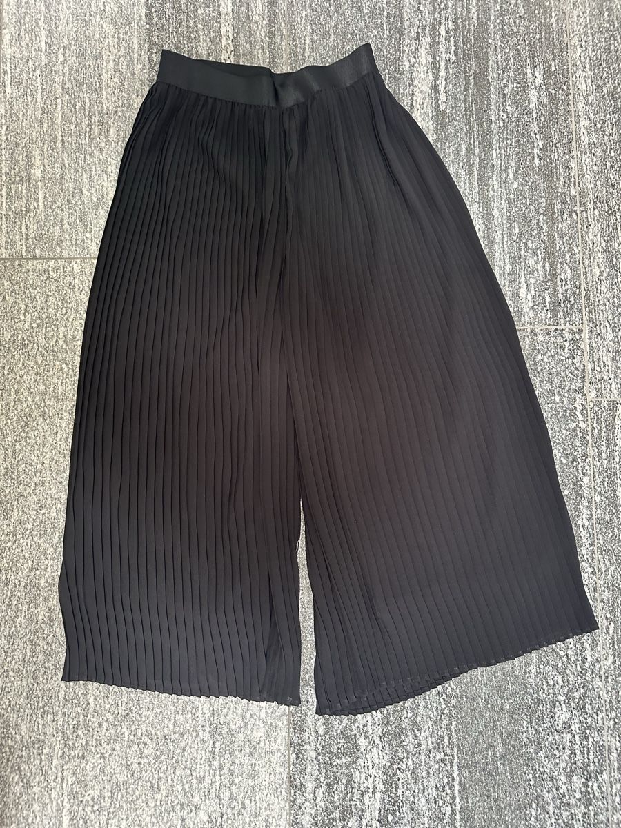 Vero Moda Pantaloni: Vero Moda Black Pleated Culottes Size S - Perfect for Spring – Usato da Sementina venduto da NinaDel 2