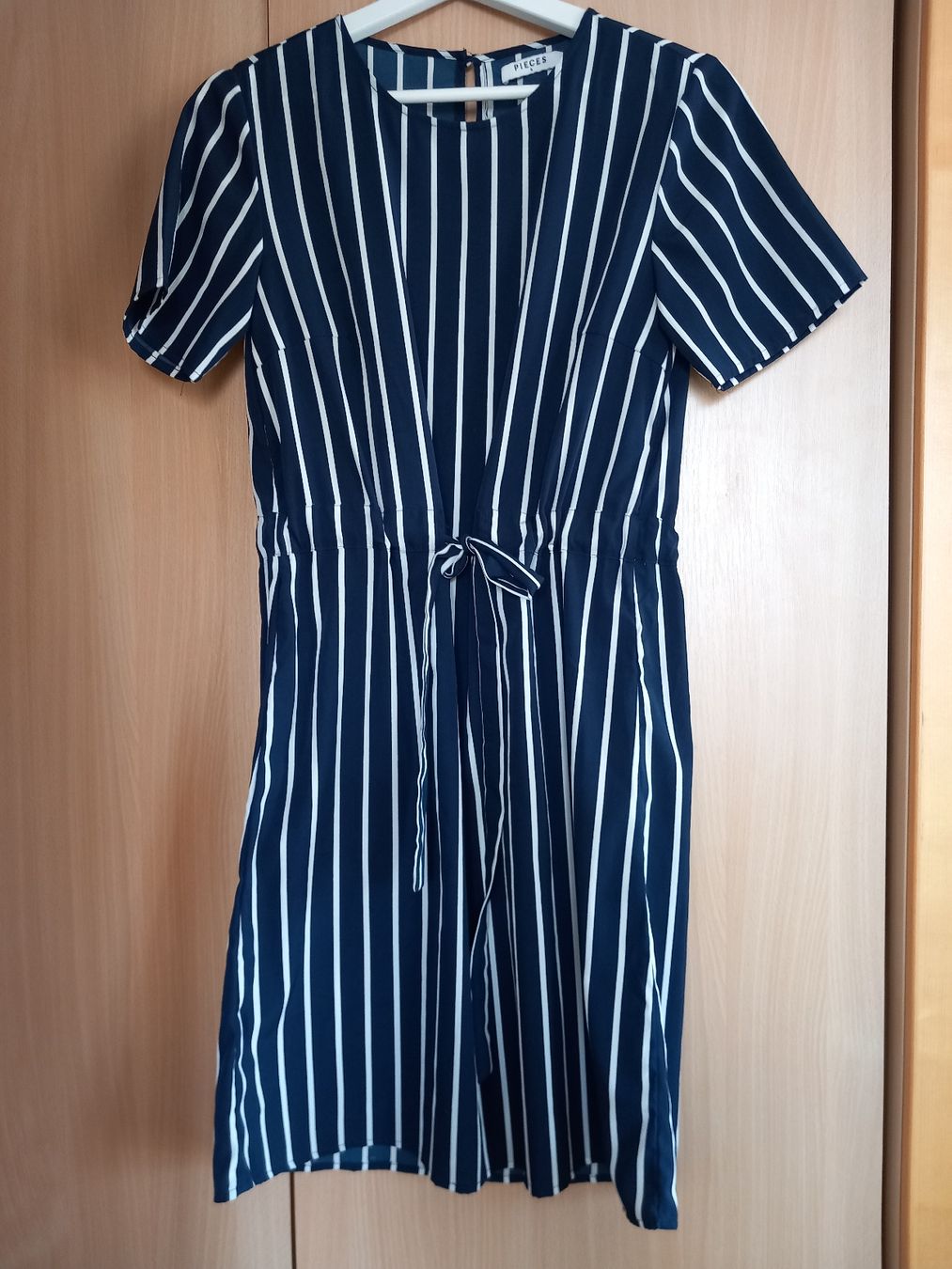 Pieces Vestiti: Robe bleu marine à rayures Pieces – Usato da Faoug venduto da per_kp6r